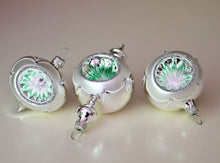 Lade das Bild in den Galerie-Viewer, 3er-Set mundgeblasene Reflexkugeln / silber grün / glänzend / 5 bis 8,5 cm Mundgeblasene Weihnachtskugel Kunsthandel Rueckeshaeuser