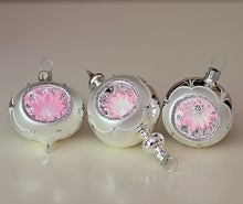 Lade das Bild in den Galerie-Viewer, 3er-Set mundgeblasene Reflexkugeln / silber rosé / glänzend / 5 bis 8,5 cm Mundgeblasene Weihnachtskugel Kunsthandel Rueckeshaeuser