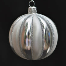 Lade das Bild in den Galerie-Viewer, 4 mundgeblasene Rillenkugeln silber X cm Mundgeblasener Weihnachtsschmuck Kunsthandel Rueckeshaeuser