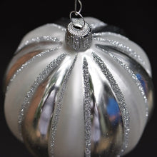 Lade das Bild in den Galerie-Viewer, 4 mundgeblasene Rillenkugeln silber X cm Mundgeblasener Weihnachtsschmuck Kunsthandel Rueckeshaeuser