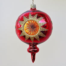 Lade das Bild in den Galerie-Viewer, Aufwendige, mundgeblasene Reflexkugel / rot glänzend / 8 cm Durchmesser Mundgeblasene Weihnachtskugel Kunsthandel Rueckeshaeuser