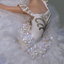 Lade das Bild in den Galerie-Viewer, Ballerina im weißen Ballettkleid / ein Bein nach oben Weihnachtsbaumschmuck Kunsthandel Rueckeshaeuser