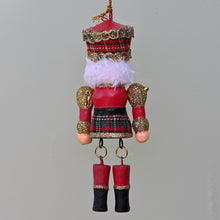 Lade das Bild in den Galerie-Viewer, Bezaubernder Nussknacker in rot mit beweglichen Beinen Weihnachtsdekoration Kunsthandel Rueckeshaeuser