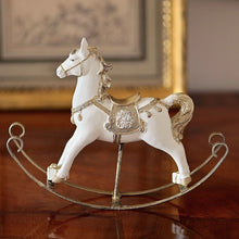 Lade das Bild in den Galerie-Viewer, Bezauberndes Schaukelpferdchen, creme/gold, 18 cm Weihnachtsdekoration Kunsthandel Rueckeshaeuser