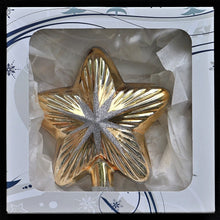 Lade das Bild in den Galerie-Viewer, Christbaumspitze Stern gold mit silber aus Glas Mundgeblasener Weihnachtsschmuck Kunsthandel Rueckeshaeuser
