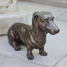Lade das Bild in den Galerie-Viewer, Dackel aus Bronze Gartendekoration Kunsthandel Rueckeshaeuser