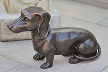 Lade das Bild in den Galerie-Viewer, Dackel aus Bronze Gartendekoration Kunsthandel Rueckeshaeuser