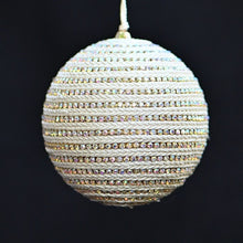 Lade das Bild in den Galerie-Viewer, Deko Weihnachtskugel creme/gold 10 cm Mundgeblasener Weihnachtsschmuck Kunsthandel Rueckeshaeuser
