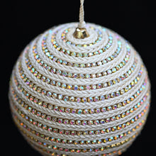Lade das Bild in den Galerie-Viewer, Deko Weihnachtskugel creme/gold 10 cm Mundgeblasener Weihnachtsschmuck Kunsthandel Rueckeshaeuser