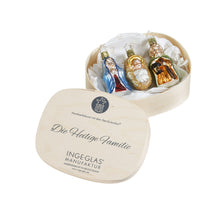 Lade das Bild in den Galerie-Viewer, Die heilige Familie in der Geschenkschachtel Mundgeblasener Weihnachtsschmuck Kunsthandel Rueckeshaeuser