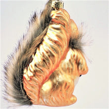 Lade das Bild in den Galerie-Viewer, Eichhörnchen gold Mundgeblasener Weihnachtsschmuck Kunsthandel Rueckeshaeuser
