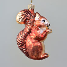 Lade das Bild in den Galerie-Viewer, Eichhörnchen "Markus" Mundgeblasener Weihnachtsschmuck Kunsthandel Rueckeshaeuser