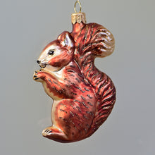 Lade das Bild in den Galerie-Viewer, Eichhörnchen "Markus" Mundgeblasener Weihnachtsschmuck Kunsthandel Rueckeshaeuser