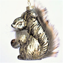 Lade das Bild in den Galerie-Viewer, Eichhörnchen silber/gold Mundgeblasener Weihnachtsschmuck Kunsthandel Rueckeshaeuser
