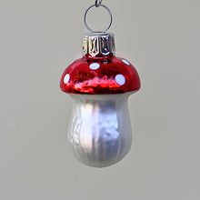 Lade das Bild in den Galerie-Viewer, Entzückender kleiner Fliegenpilz aus Glas Weihnachtsbaumschmuck Kunsthandel Rueckeshaeuser