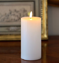 Lade das Bild in den Galerie-Viewer, Exquisite LED Kerze mit Fernsteuerung, Höhe 15 cm Kerzen Kunsthandel Rueckeshaeuser