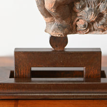 Lade das Bild in den Galerie-Viewer, Fragment eines Putto mit Pflanzen, Lombardei Ende des 14. Jahrhunderts Antikes Terrakottarelief Kunsthandel Rueckeshaeuser