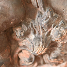 Lade das Bild in den Galerie-Viewer, Fragment eines Putto mit Pflanzen, Lombardei Ende des 14. Jahrhunderts Antikes Terrakottarelief Kunsthandel Rueckeshaeuser