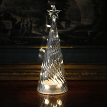 Lade das Bild in den Galerie-Viewer, Glasweihnachtsbaum "Wave" mit Stern und LED-Beleuchtung - Höhe 26 cm Weihnachtsdekoration Kunsthandel Rueckeshaeuser