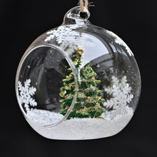 Lade das Bild in den Galerie-Viewer, Handgearbeitete Weihnachtskugel Tannenbaum Mundgeblasener Weihnachtsschmuck Kunsthandel Rueckeshaeuser
