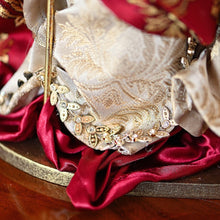 Lade das Bild in den Galerie-Viewer, Heilige Familie im Stil neapolitanischer Krippenfiguren Weihnachtsdekoration Kunsthandel Rueckeshaeuser