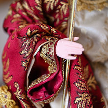 Lade das Bild in den Galerie-Viewer, Heilige Familie im Stil neapolitanischer Krippenfiguren Weihnachtsdekoration Kunsthandel Rueckeshaeuser