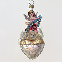 Lade das Bild in den Galerie-Viewer, Herz mit Engelchen und blauer Blumengirlande Mundgeblasener Weihnachtsschmuck Kunsthandel Rueckeshaeuser