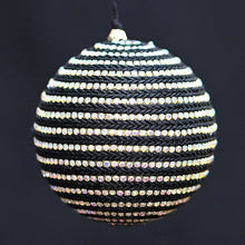 Lade das Bild in den Galerie-Viewer, Kesse Kugel im Glitzerkleid, schwarz, 10 cm Mundgeblasener Weihnachtsschmuck Kunsthandel Rueckeshaeuser