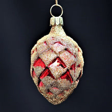Lade das Bild in den Galerie-Viewer, Kiefernzapfen rot/gold Mundgeblasener Weihnachtsschmuck Kunsthandel Rueckeshaeuser
