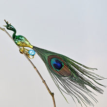 Lade das Bild in den Galerie-Viewer, Kleiner Pfau mit Krone / matt grün, dunkelgrün glänzend Mundgeblasener Weihnachtsschmuck Kunsthandel Rueckeshaeuser