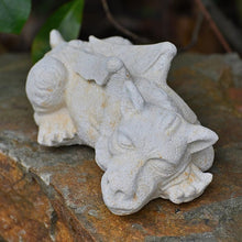 Lade das Bild in den Galerie-Viewer, Kleiner, schlafender Drache aus Steinguss Gartendekoration Kunsthandel Rueckeshaeuser