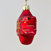 Lade das Bild in den Galerie-Viewer, Kleiner Stern / rot matt und glänzend mit Sternen Mundgeblasene Weihnachtskugel Kunsthandel Rueckeshaeuser