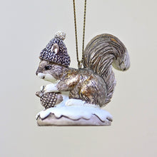 Lade das Bild in den Galerie-Viewer, Knuffiges Eichhörnchen mit Mütze Weihnachtsbaumschmuck Kunsthandel Rueckeshaeuser