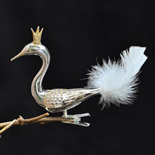 Lade das Bild in den Galerie-Viewer, Kronenschwan in silber aus Glas auf Clip Mundgeblasener Weihnachtsschmuck Kunsthandel Rueckeshaeuser