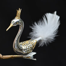 Lade das Bild in den Galerie-Viewer, Kronenschwan in silber aus Glas auf Clip Mundgeblasener Weihnachtsschmuck Kunsthandel Rueckeshaeuser