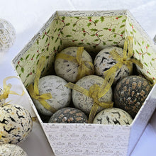 Lade das Bild in den Galerie-Viewer, Kugelbox "Modern XMAS" mit 14 Kugeln Weihnachtskugel Kunsthandel Rueckeshaeuser