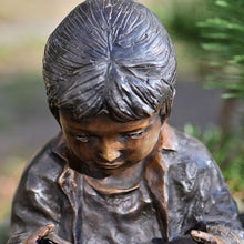 Lade das Bild in den Galerie-Viewer, Lesendes Mädchen aus Bronze Gartendekoration Kunsthandel Rueckeshaeuser