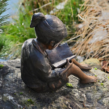 Lade das Bild in den Galerie-Viewer, Lesendes Mädchen aus Bronze Gartendekoration Kunsthandel Rueckeshaeuser