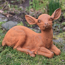 Lade das Bild in den Galerie-Viewer, Liegendes Kitz aus Gusseisen, Kopf rechts Gartendekoration Kunsthandel Rueckeshaeuser