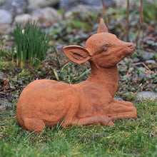 Lade das Bild in den Galerie-Viewer, Liegendes Kitz aus Gusseisen, Kopf rechts Gartendekoration Kunsthandel Rueckeshaeuser