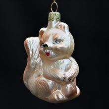 Lade das Bild in den Galerie-Viewer, Lustiges Eichhörnchen Mundgeblasener Weihnachtsschmuck Kunsthandel Rueckeshaeuser
