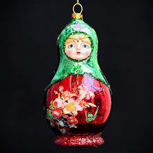 Lade das Bild in den Galerie-Viewer, Matrjoschka Puppe in rot/grün glänzend aus Glas Mundgeblasener Weihnachtsschmuck Kunsthandel Rueckeshaeuser
