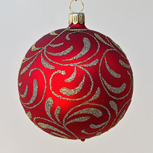 Lade das Bild in den Galerie-Viewer, Mundgeblasene rote Weihnachtskugel mit Rankenmuster aus Lauscha, 8 cm Mundgeblasene Weihnachtskugel Kunsthandel Rueckeshaeuser