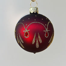 Lade das Bild in den Galerie-Viewer, Mundgeblasene Weihnachtskugel / bordeaux matt 5 cm mit Girlande Mundgeblasene Weihnachtskugel Kunsthandel Rueckeshaeuser
