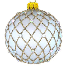 Lade das Bild in den Galerie-Viewer, Mundgeblasene Weihnachtskugel, eisblau matt, mit klassischem Rautenmuster, 8 cm Mundgeblasene Weihnachtskugel Kunsthandel Rueckeshaeuser