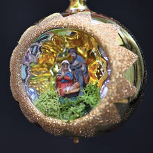Lade das Bild in den Galerie-Viewer, Mundgeblasene Weihnachtskugel / Heilige Familie 8 cm / gold Mundgeblasene Weihnachtskugel Kunsthandel Rueckeshaeuser