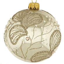 Lade das Bild in den Galerie-Viewer, Mundgeblasene Weihnachtskugel / helles gold glänzend mit Blättern / 8 cm Mundgeblasene Weihnachtskugel Kunsthandel Rueckeshaeuser