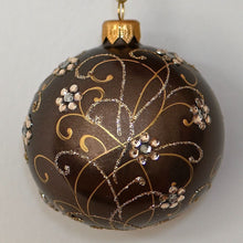 Lade das Bild in den Galerie-Viewer, Mundgeblasene Weihnachtskugel, mattes braun mit floralem Muster, 8 cm Mundgeblasene Weihnachtskugel Kunsthandel Rueckeshaeuser