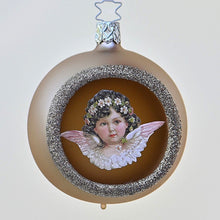 Lade das Bild in den Galerie-Viewer, Mundgeblasene Weihnachtskugel mit Papierengelchen "Himmlisches Fest", 8 cm Mundgeblasene Weihnachtskugel Kunsthandel Rueckeshaeuser
