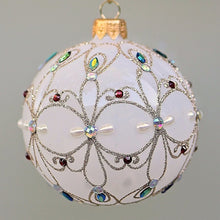 Lade das Bild in den Galerie-Viewer, Mundgeblasene Weihnachtskugel, zartes Milchglas mit Farbsteinen, 8 cm Mundgeblasene Weihnachtskugel Kunsthandel Rueckeshaeuser